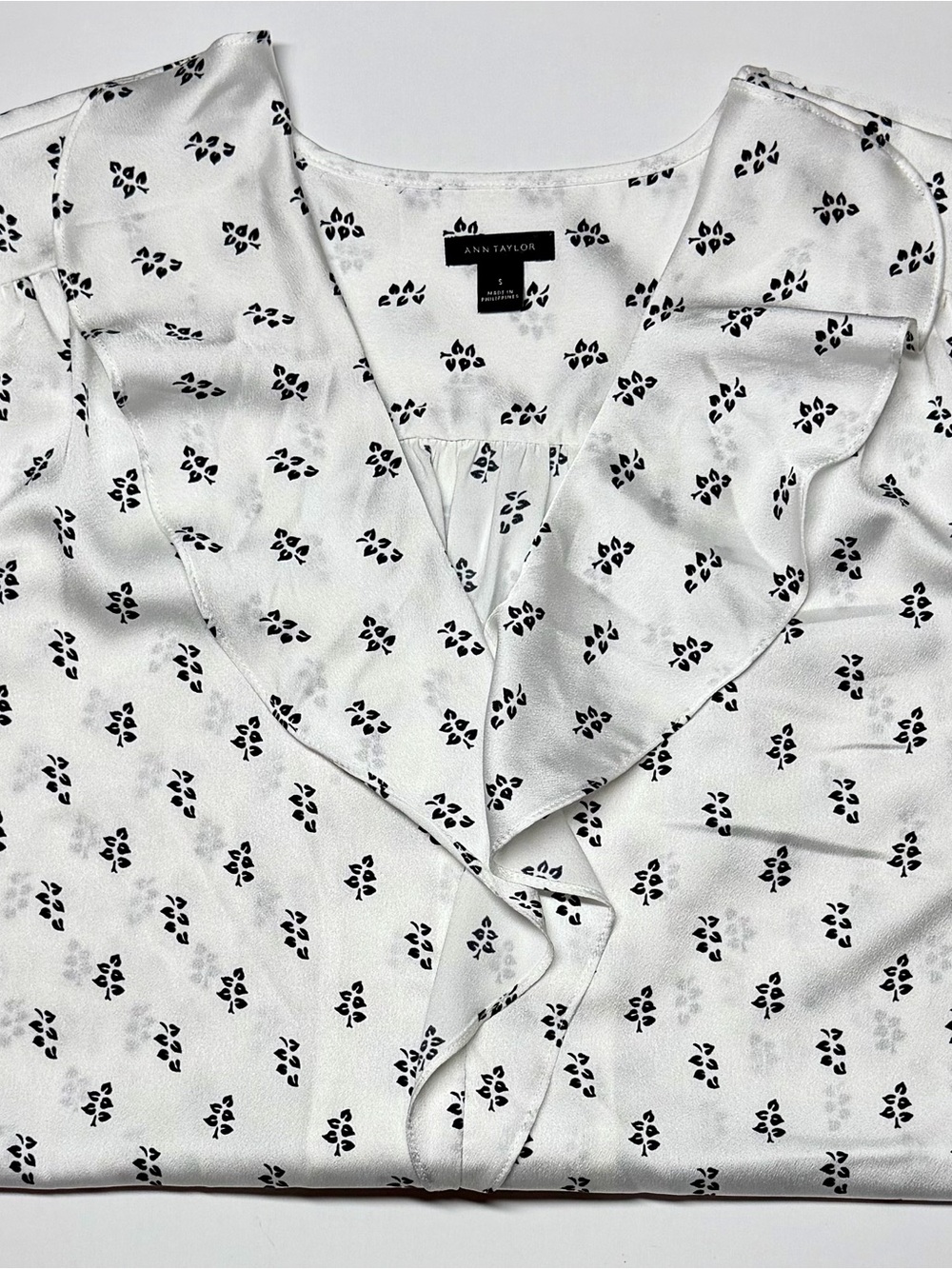 Ann Taylor Ginkgo Leaf Print Ruffle Collar Blouse |‎ Size Small